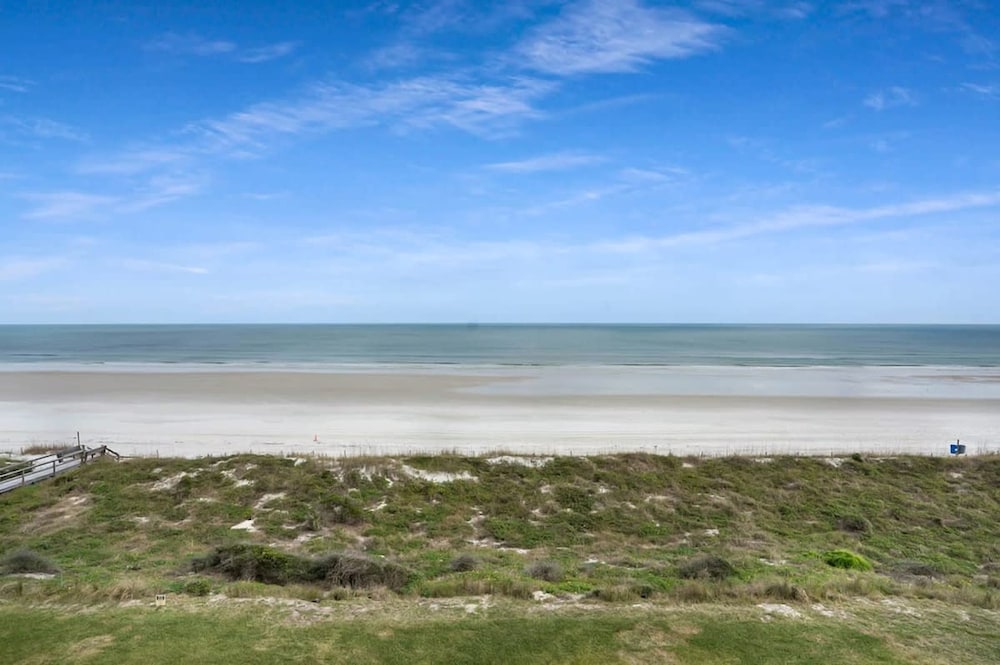 Oceanfront Pool Beach Gear Tennis Smart TVs