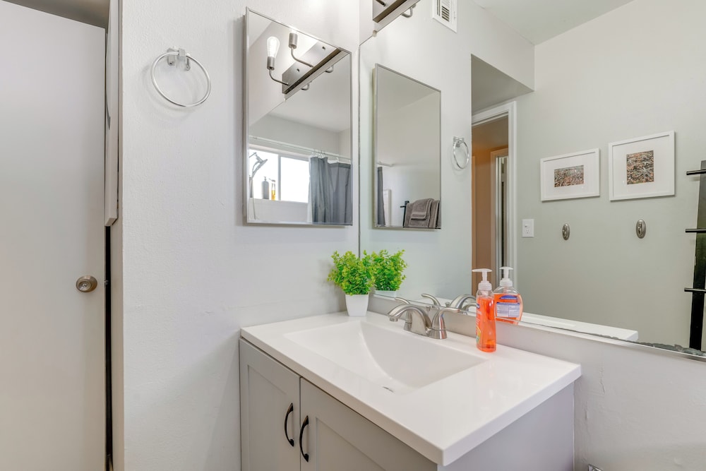 Walk to Conveniences: Tempe Condo w/ Pool!