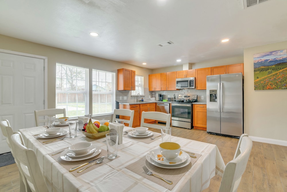 4 Mi to NRG Stadium: Quiet Home w/ Fenced Yard!