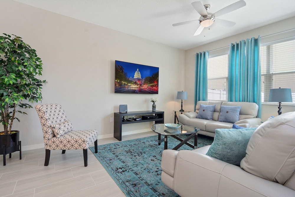Four Bedroom Sleeps 10 w/GameRoom 5152A
