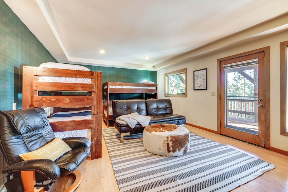 6 Mi to Ski Slopes! Family Tahoe Cabin w/ 3 Decks