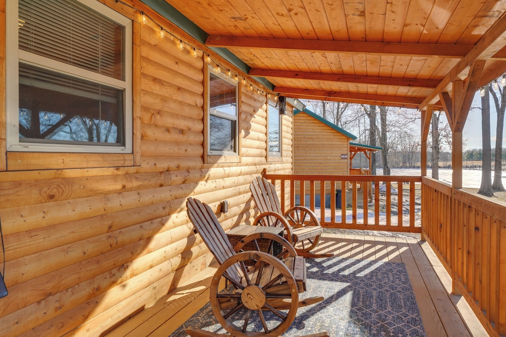 28 Mi to Downtown Louisville: Serene Farm Getaway
