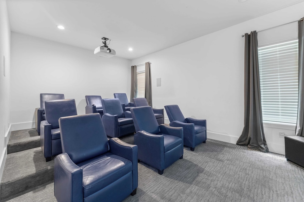Walk to Beach + Pool, Hot Tub & Game Room 30A Ohana Grande by Avantstay