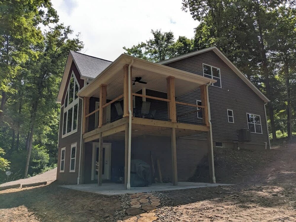 Modern 2 BD Cabin With hot tub & Games & Central Loc