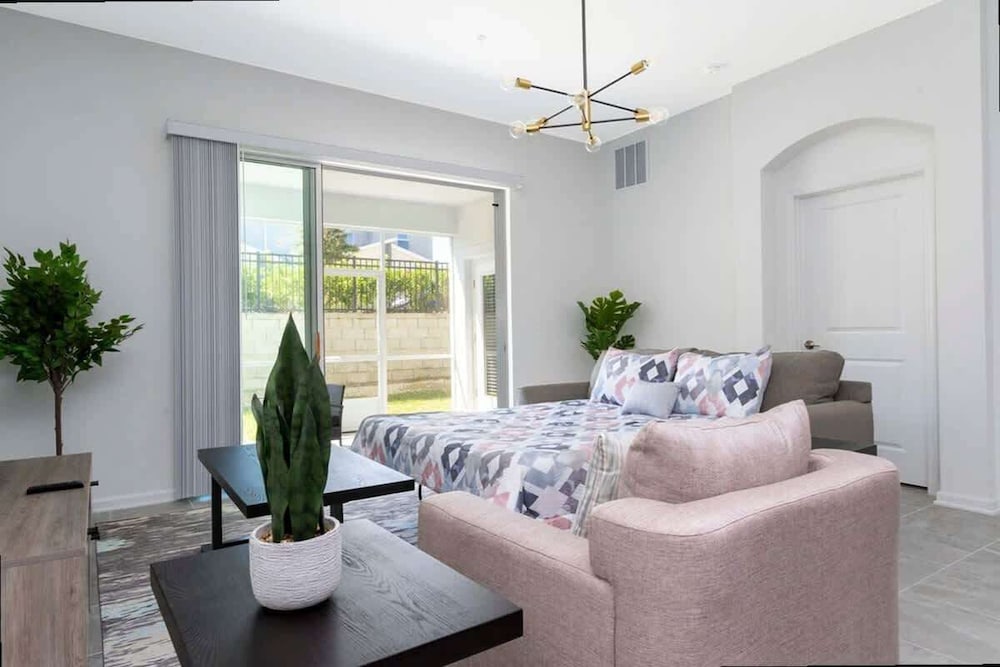 Modern 2Bd Townhome Minutes to Disney w Waterpark