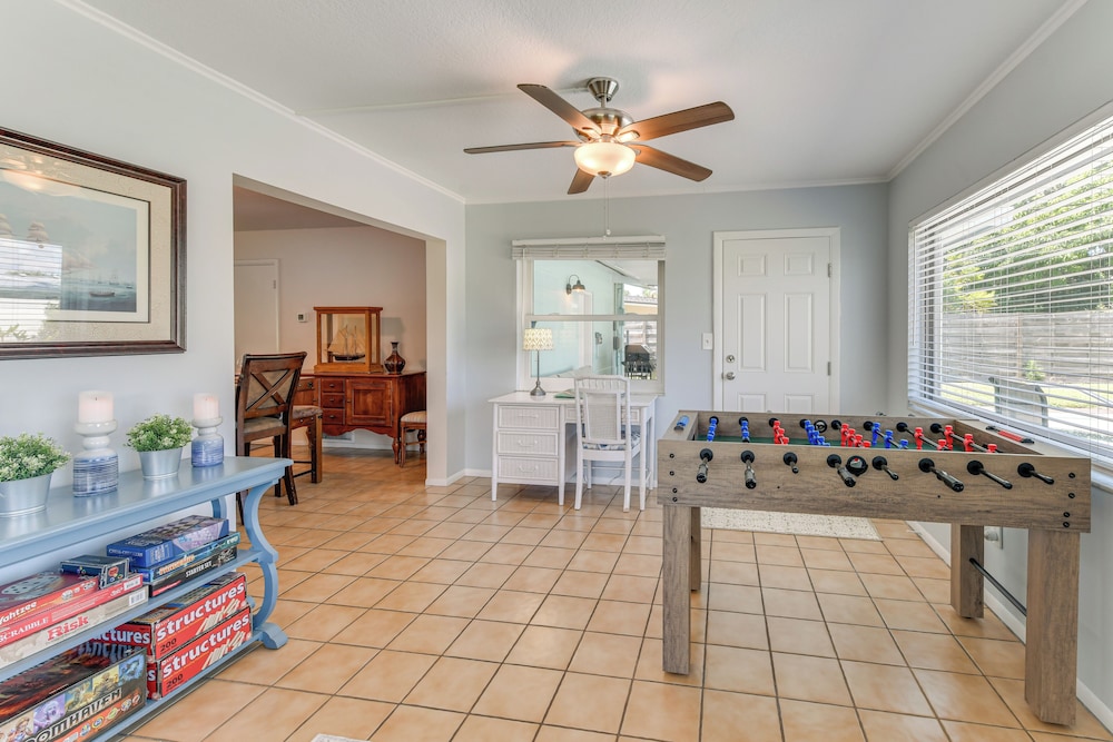 Beach Gear Provided! Cozy Family Home in Bradenton