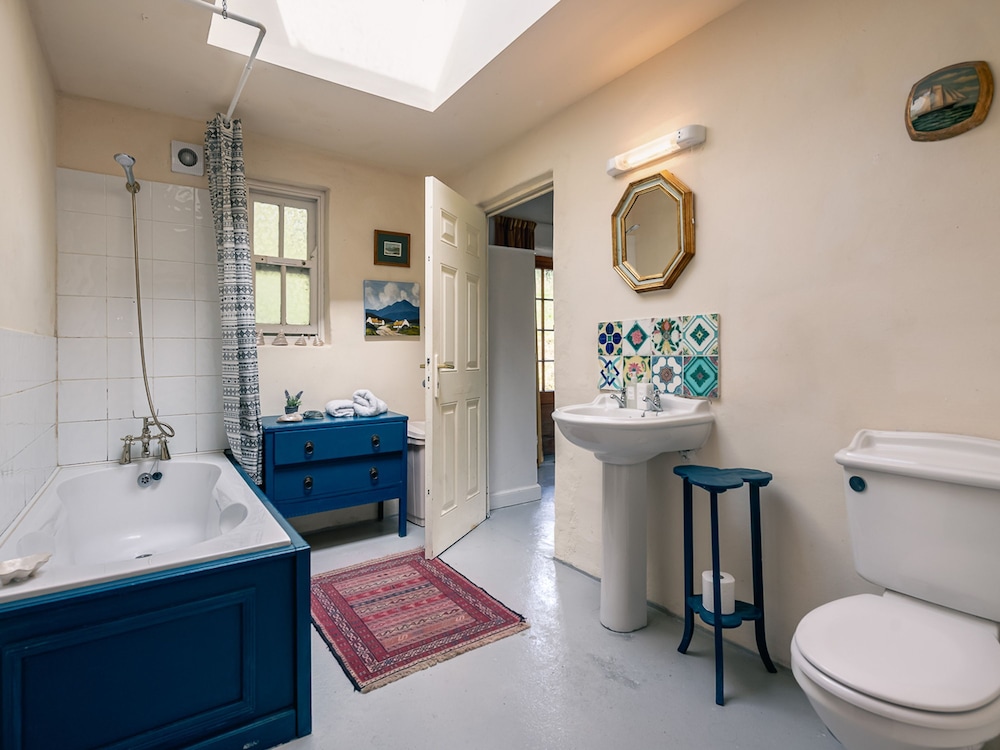 Traditional Style Thatched Cottage With Modern Amenities