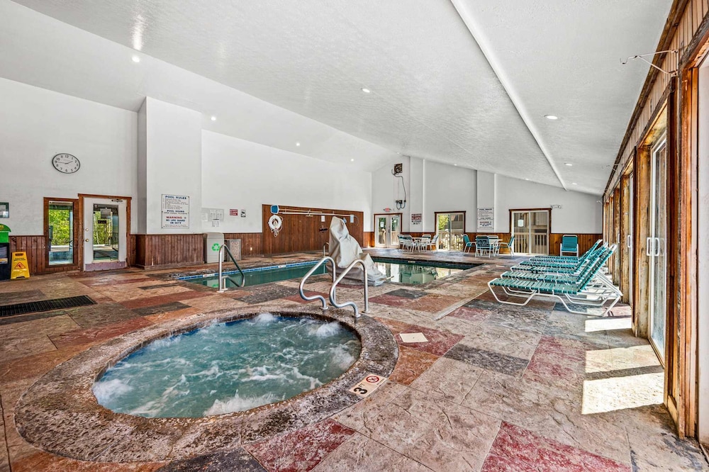 Mountain Views Indoor Pool Sauna Fireplace