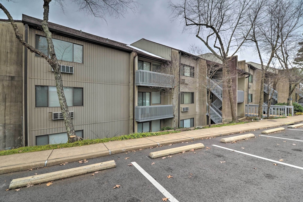 Condo w/ Balcony in Fairfield Bay: Near Marina