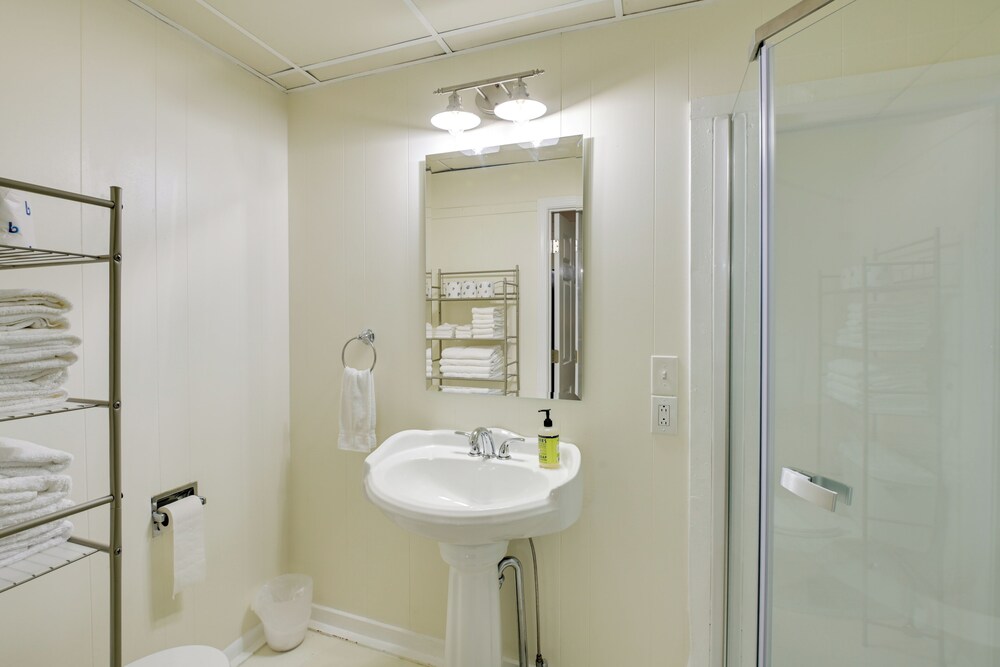 Walk to Harbor: Pet-friendly Apt in Sorrento!