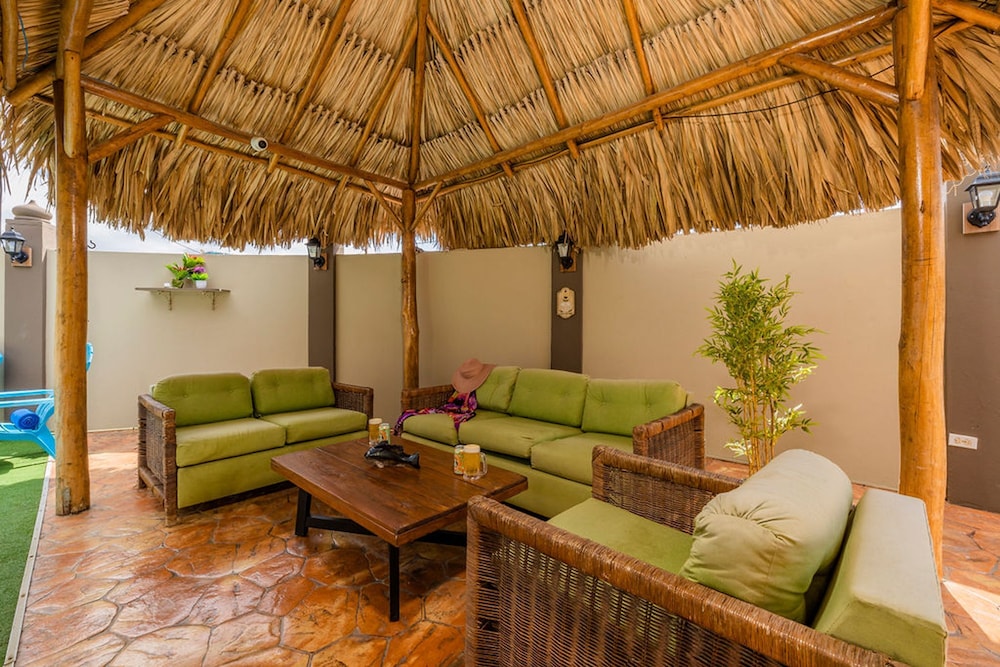 Urban 5BR Private Pool Getaway 10 Min- Bch
