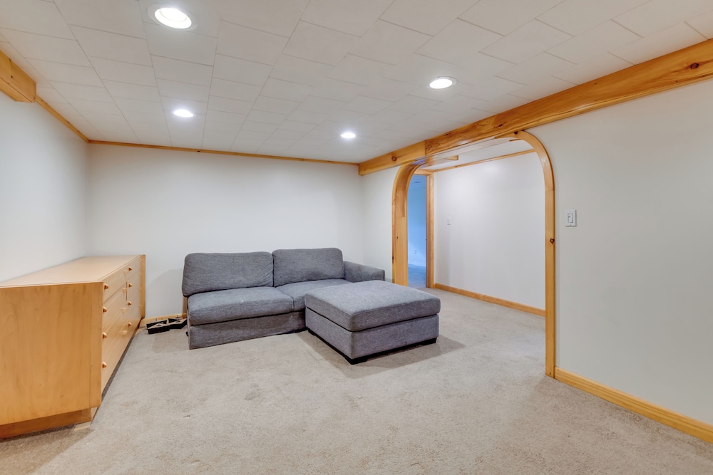 15 Mi to Cochran's Ski Area: Cozy Home w/ Yard!