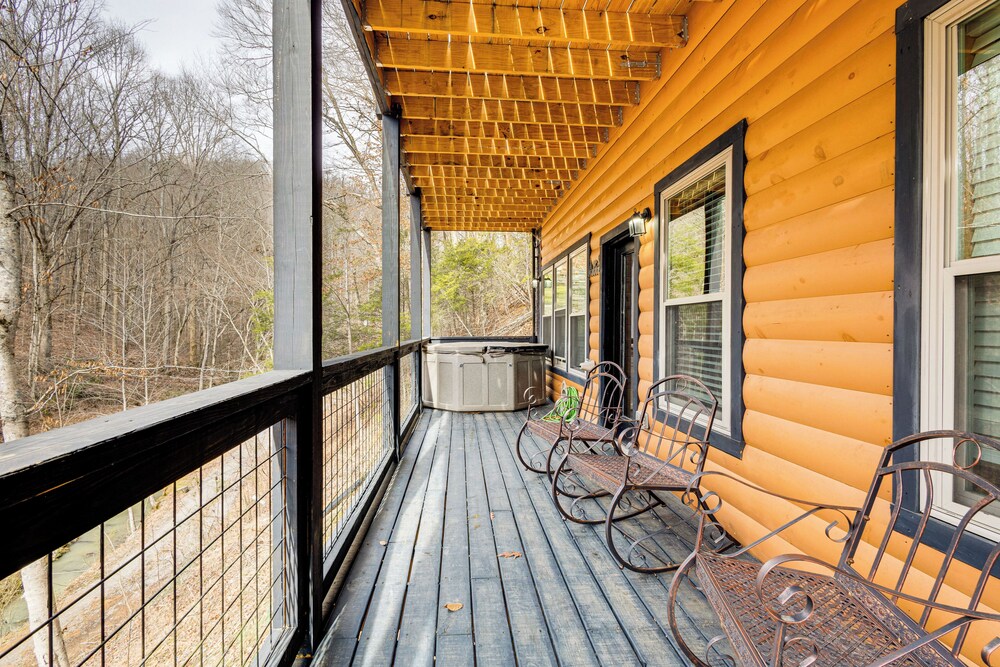 8 Mi to Dollywood: Cabin w/ Hot Tub & Decks!