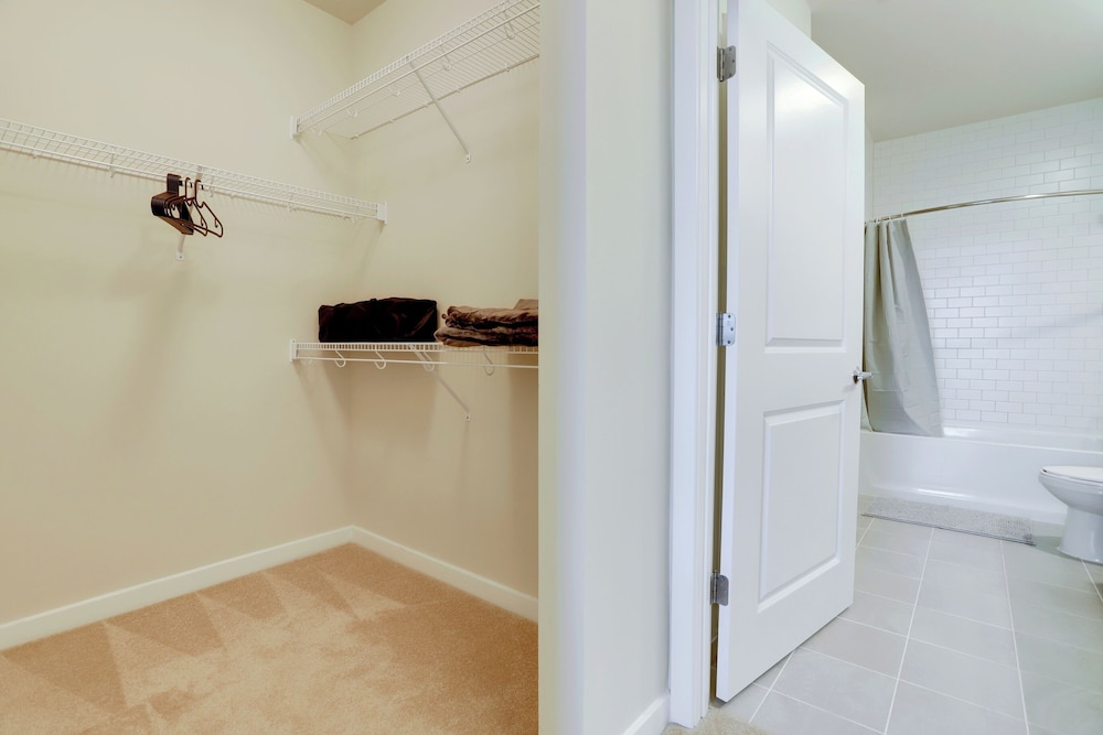 Apartment 15-Min Walk to Metro