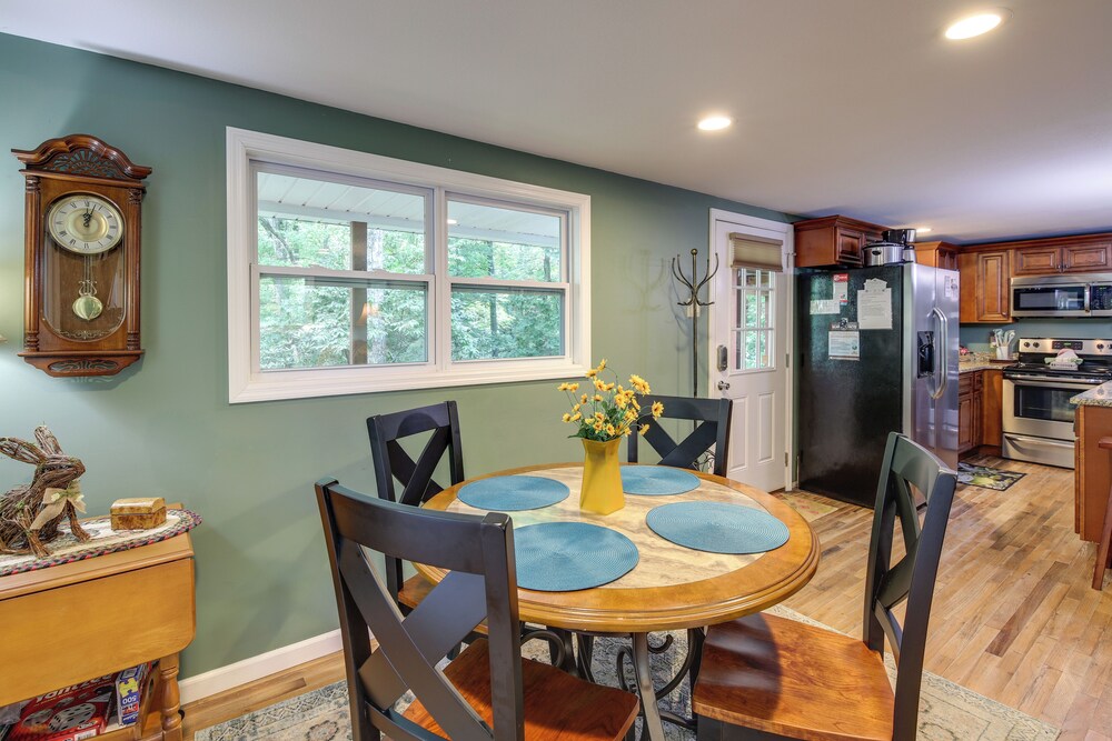 Quaint Smoky Mountain Cabin - 4 Mi to Gatlinburg!