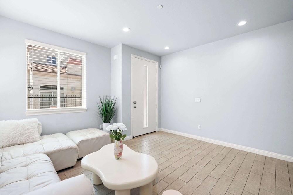 Modern Spacious Home Bright, Family Group Friendly