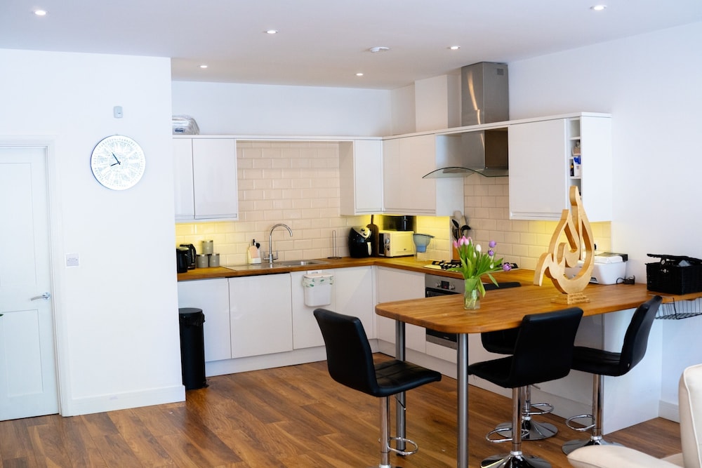 Cleave House - Stylish & Chic 3 Bed House Mins From Central London