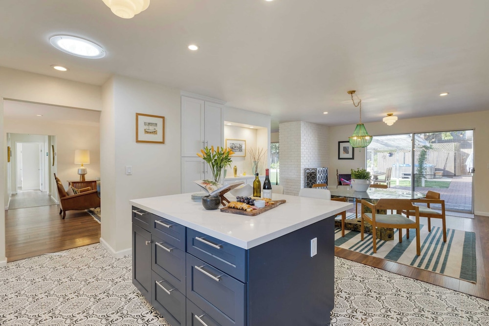 Hummingbird Haven by Avantstay Dog-friendly, Near the Beach, Huge Yard+hot Tub