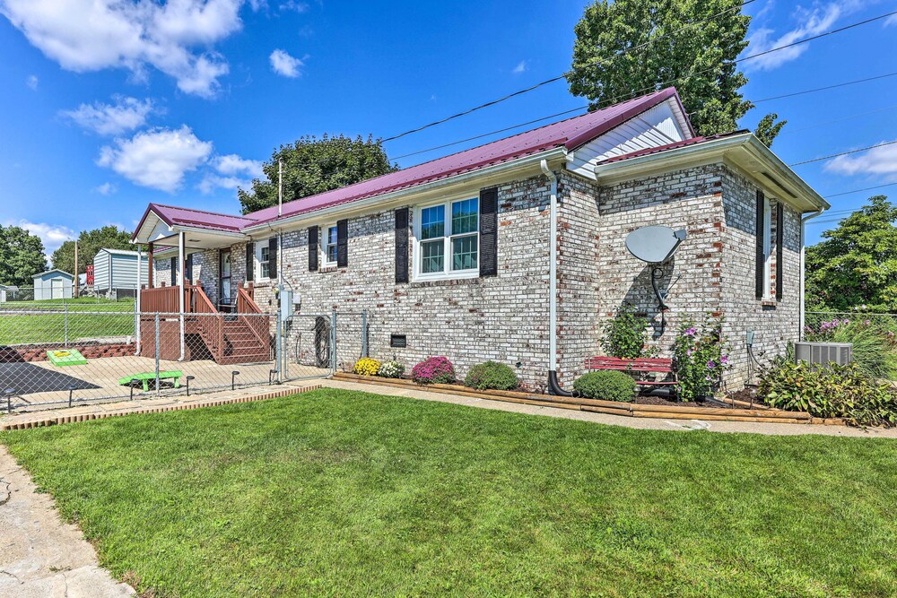 Family-friendly Sanctuary: Bbq, Patio & Yard view 3