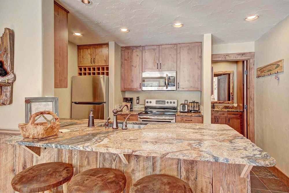1710 The Willows 1 Bedroom Condo by RedAwning
