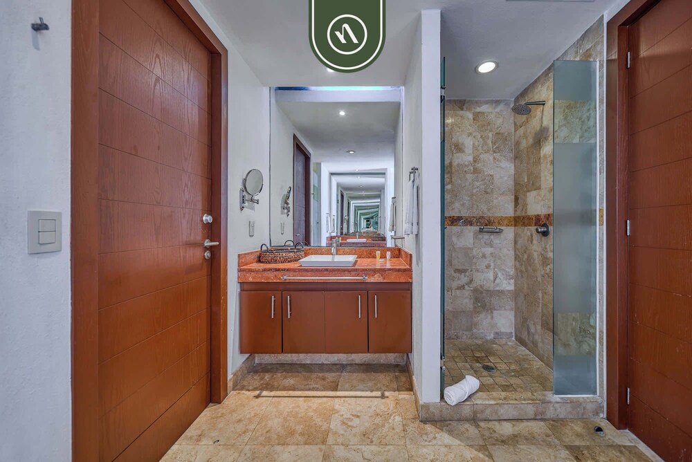 Oceanfront 3BR Condo With Beach Club - Pool