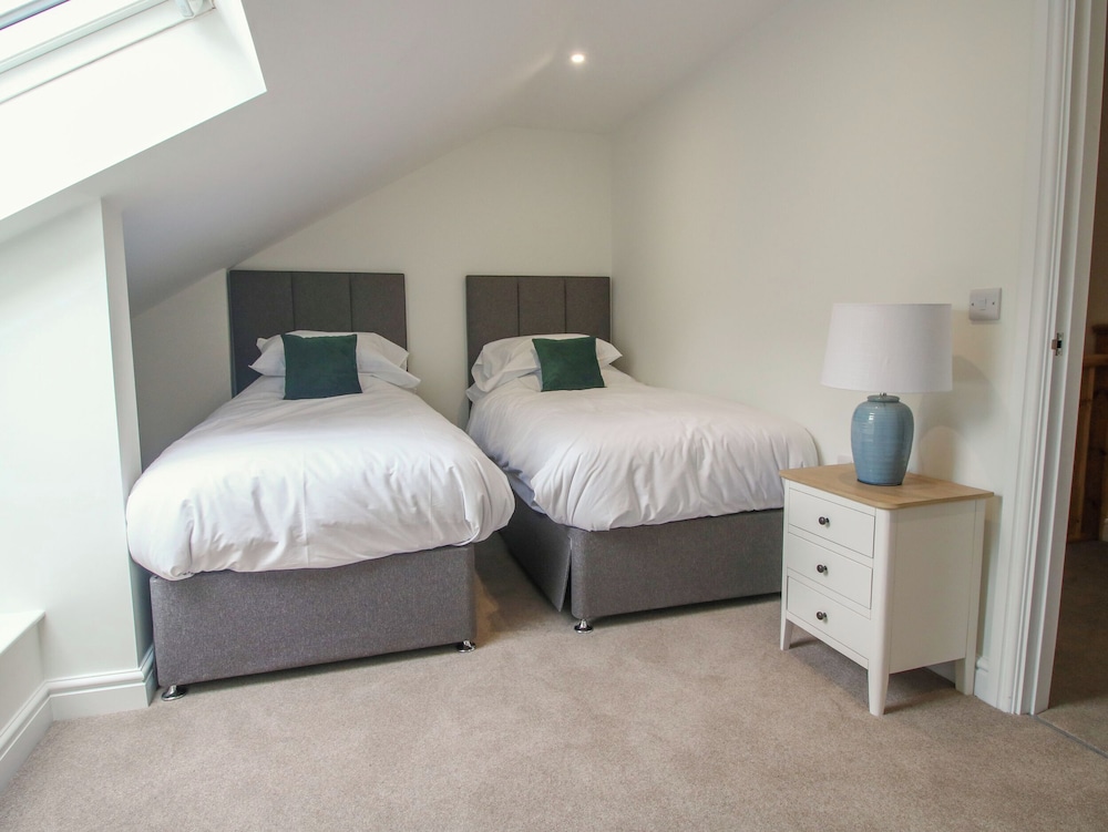 Sandown Park Cottage