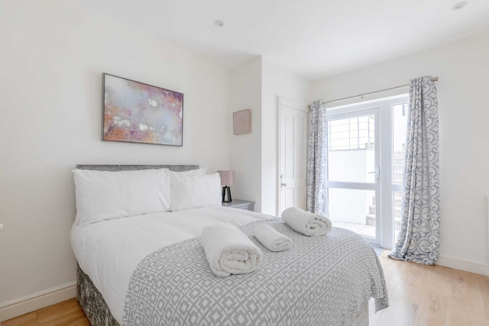 Beautifully Presented 2BD Flat W/patio- Kensington