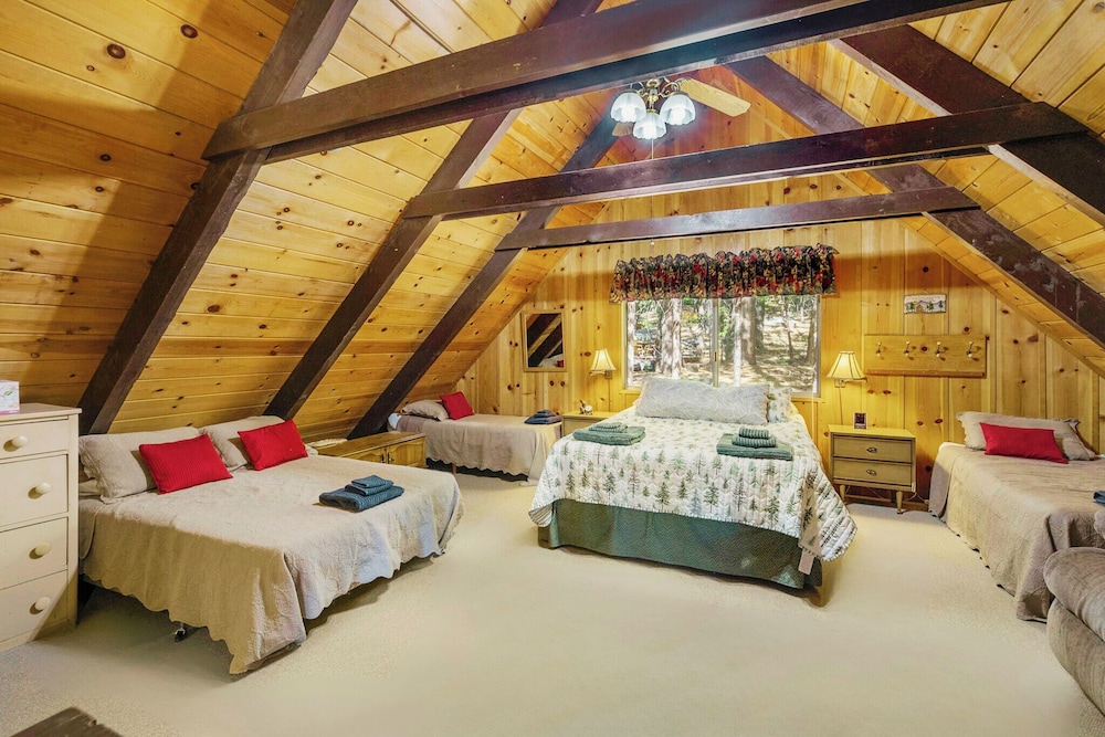 Walk to Fly-in Lake: Blue Lake Springs Cabin!