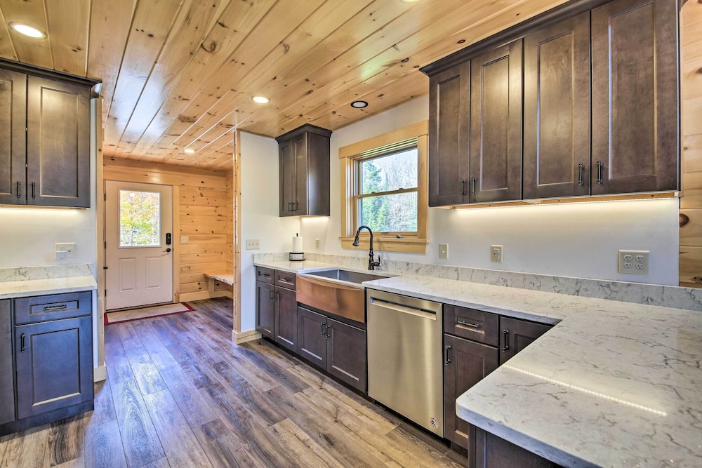 Cozy & Peaceful Waterfront Cabin on Porter Lake! view 2