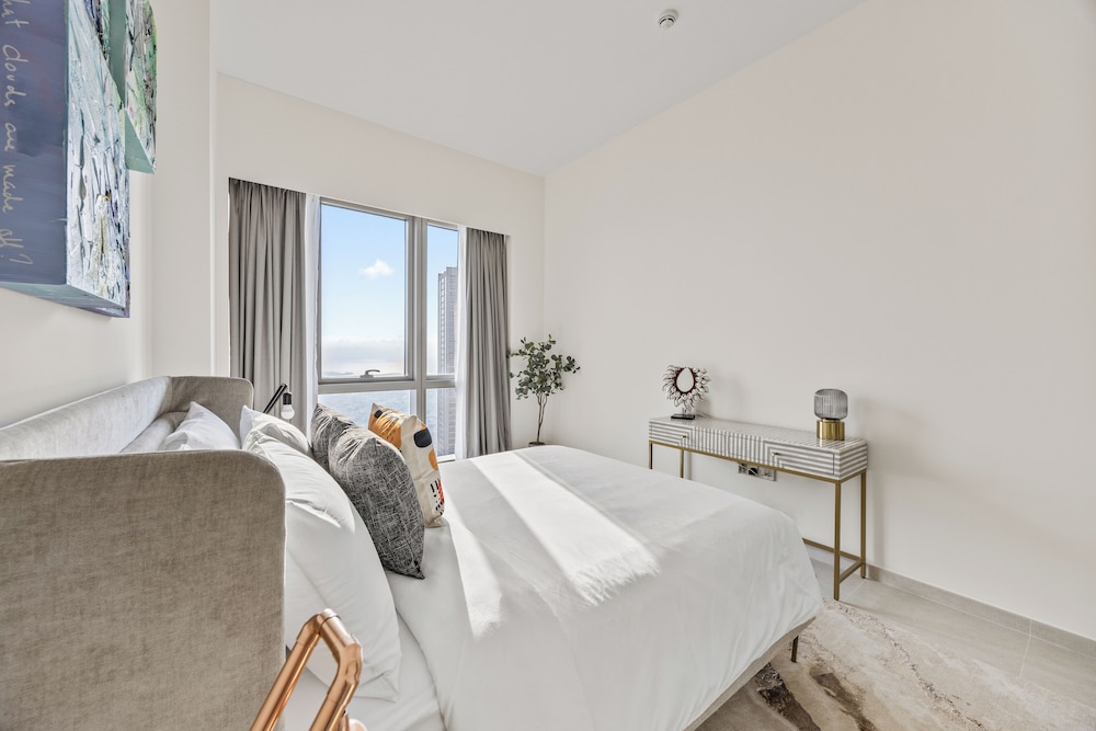 Luxury City Stay Near Mall and Pool