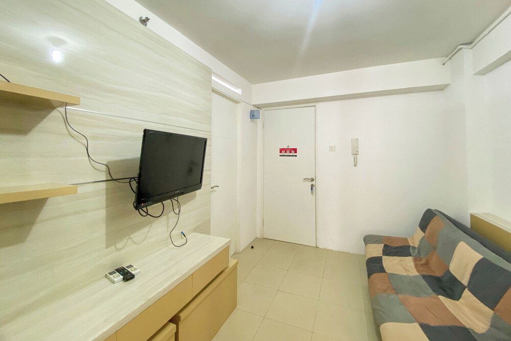 Comfort Living And Modern 2Br At Bassura City Apartment