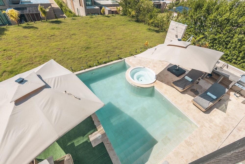 Bright Villa w Pool Outdoor Grill