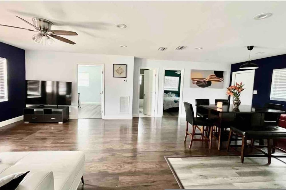 Quiet Spacious Home Close to Clearwater Beaches