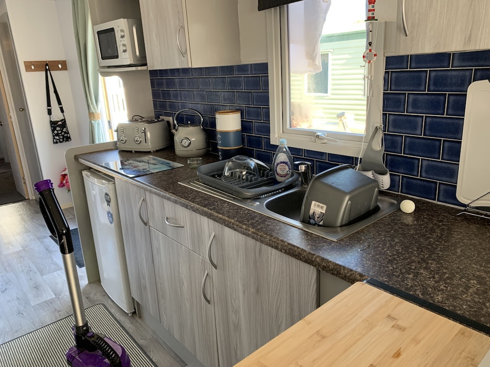 Immaculate 2-bed Caravan in Clacton-on-sea view 5
