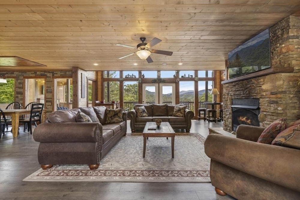 Place of the Blue Smoke - 5 Bedrooms, 5 Baths, Sleeps 16 Home by RedAwning