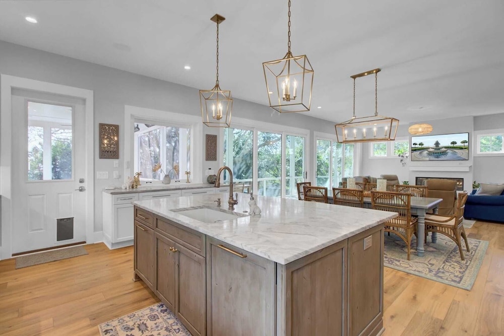 Walk to the Beach + Private Pool, Rooftop Terrace, Balcony 3602 Cameron