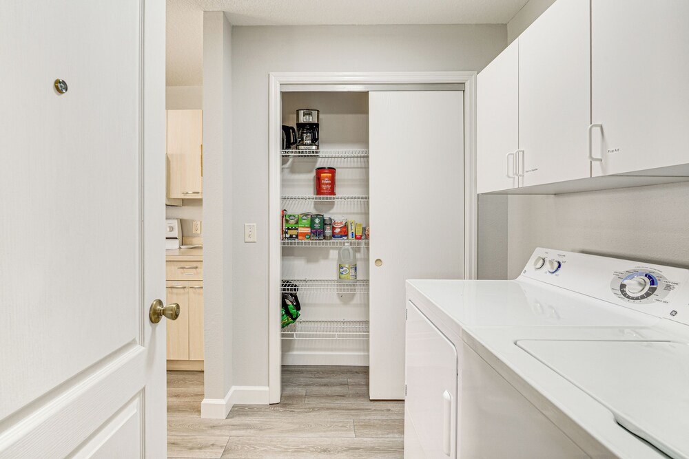 6 Mi to Lake Sumter Landing: Home w/ Perks!