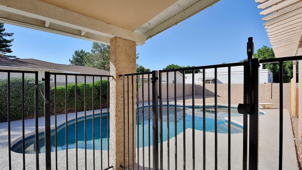 Fairfield in Mesa With 4 Bedrooms and 3 Bathrooms