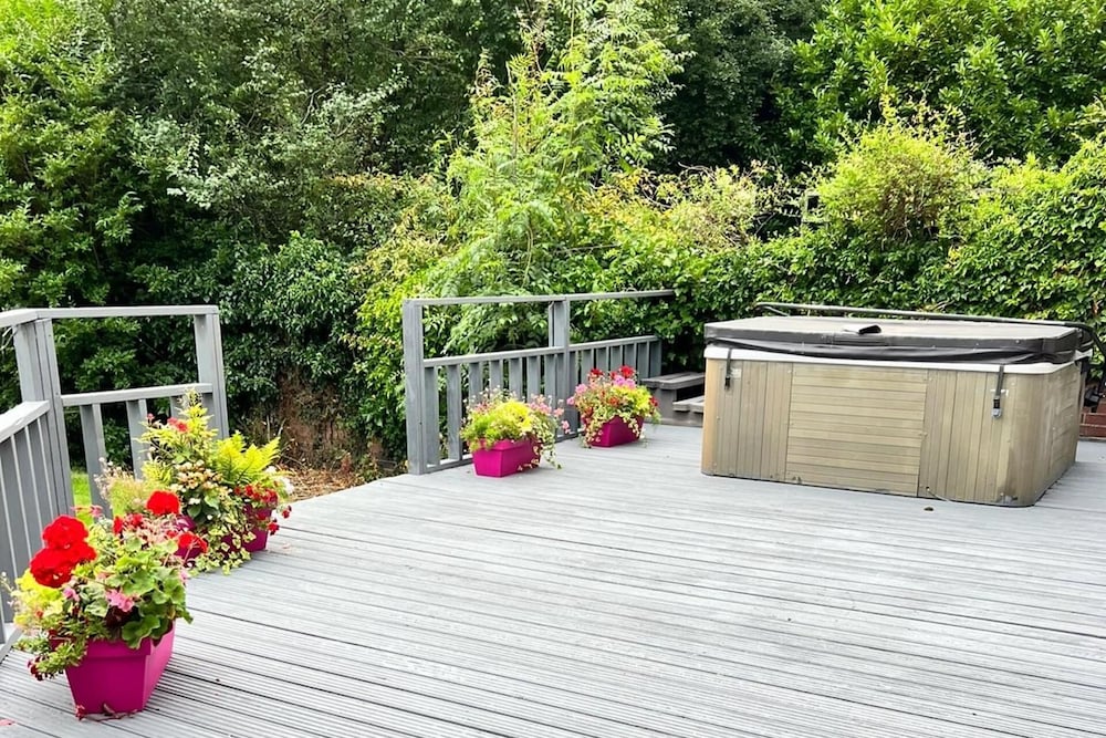 Hottub-garden-parking-sleeps10-10mintotown