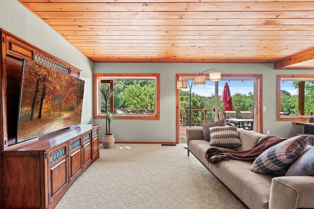 Mountain View Family Retreat w Game Room Scenic Decks