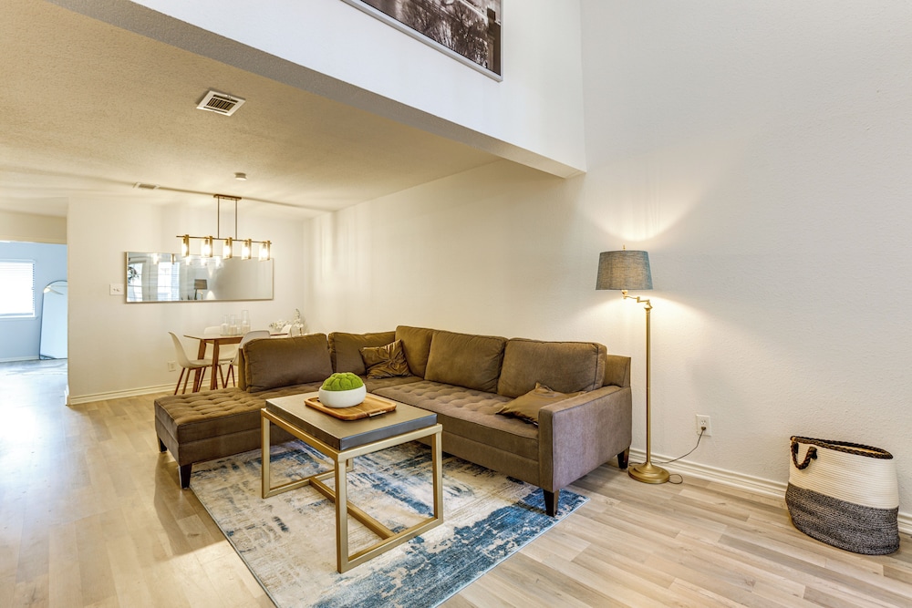 Pet-friendly Condo w/ Pool Access in Houston