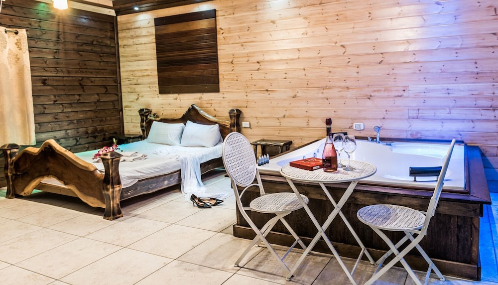Country Suites with Jaccuzzi & Pool