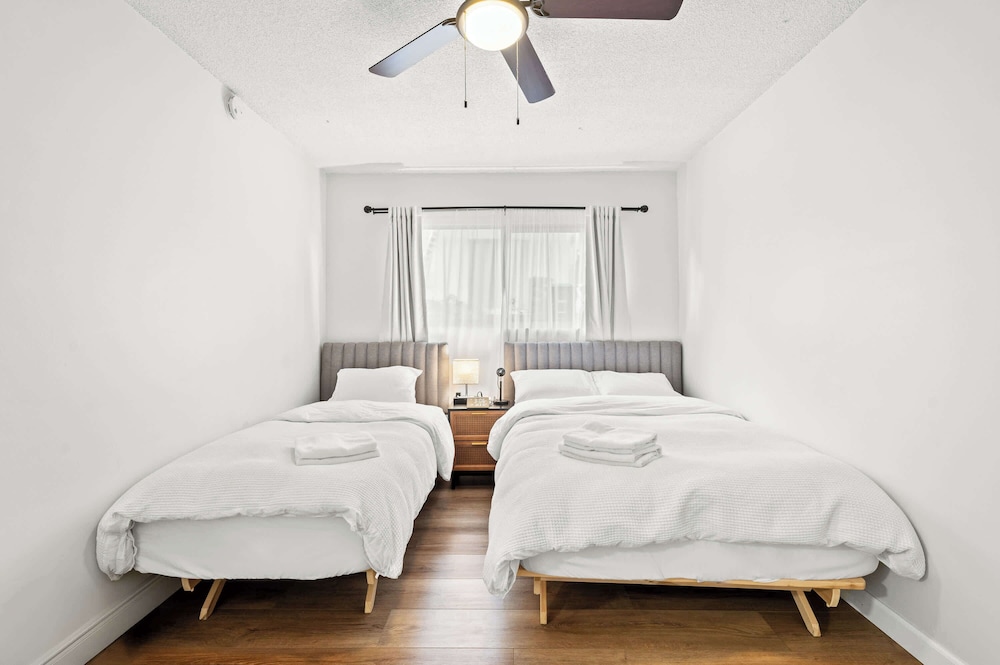 Modern Cozy Retreat Stylish Stay With Patio & Parking