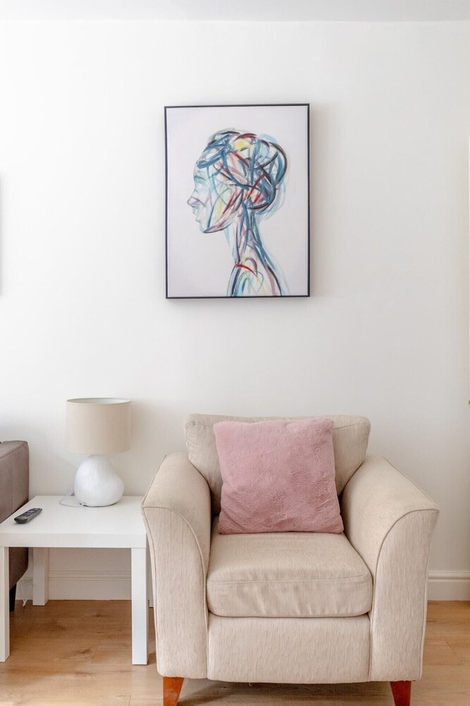 Beautifully Presented 2BD Flat W/patio- Kensington