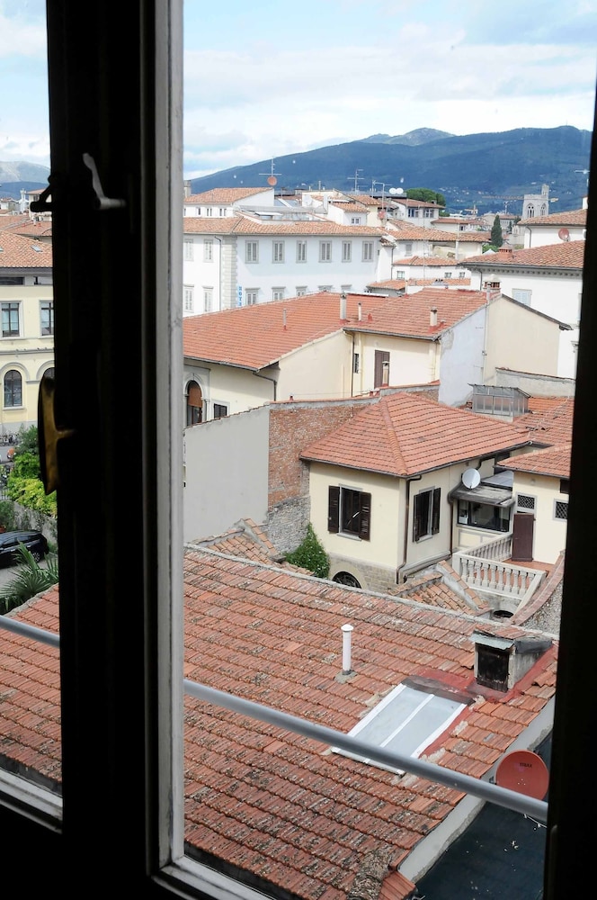 Charming Studio Apartment in Front of the Arno River