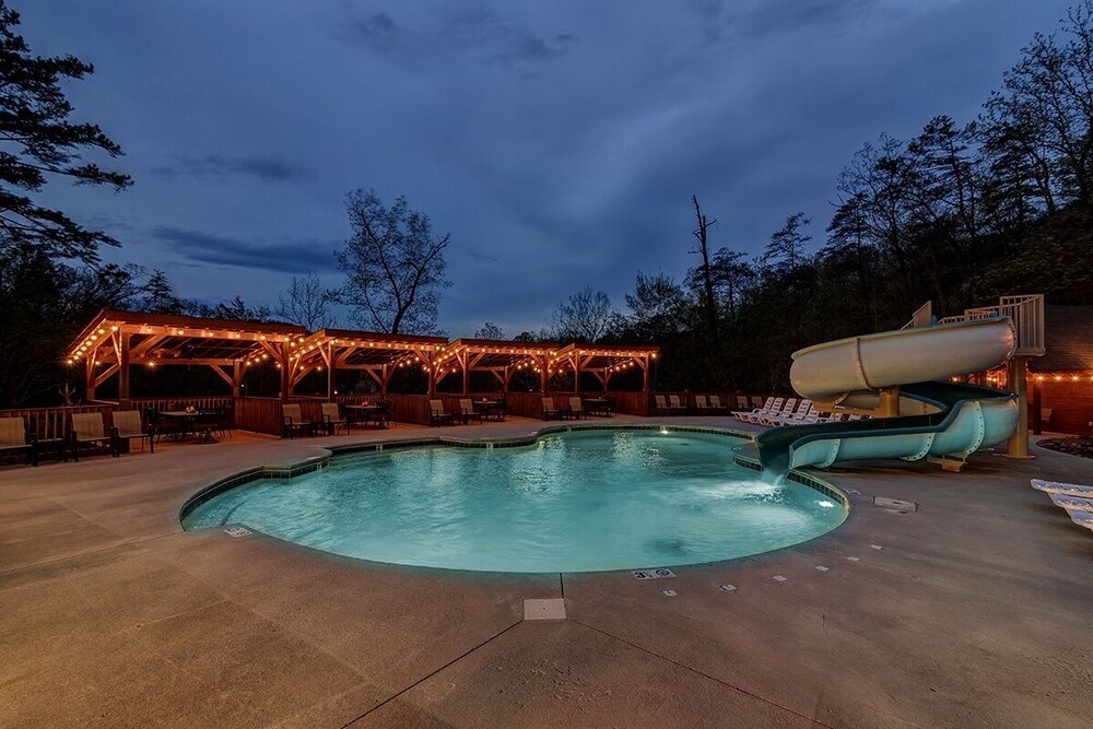 The Mallard - 3 Bedrooms, 3 Baths, Sleeps 8 Home by RedAwning
