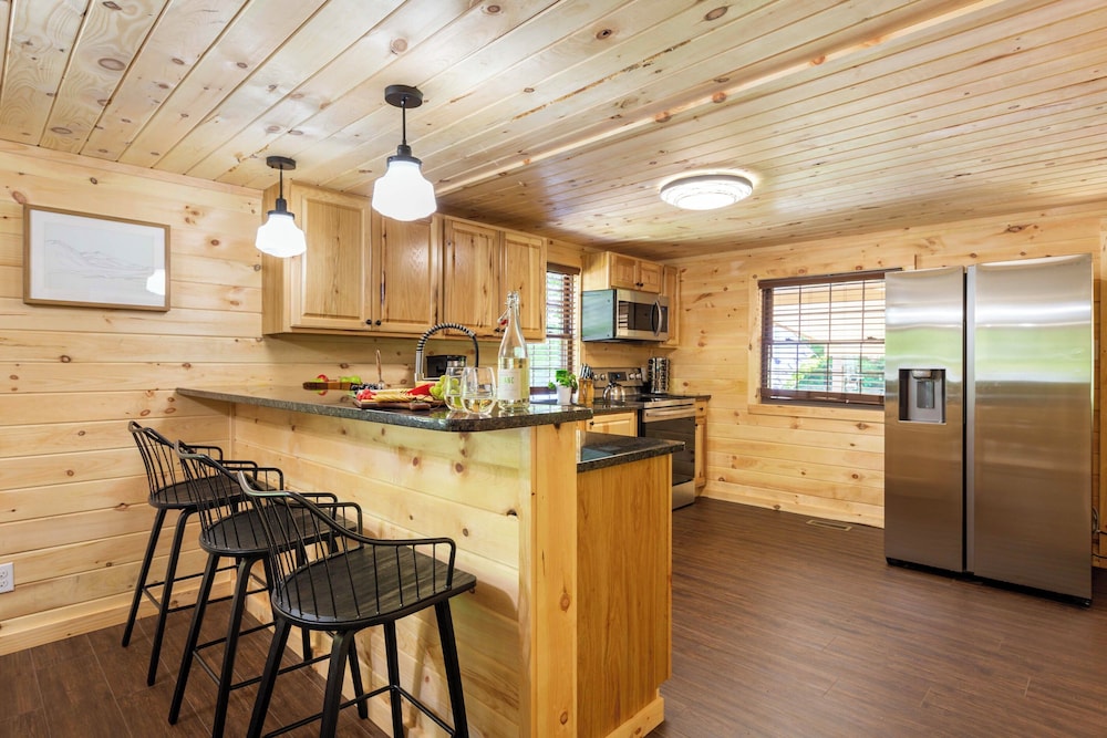 2 Mi to Dtwn: Spacious Gatlinburg Home w/ Hot Tub!