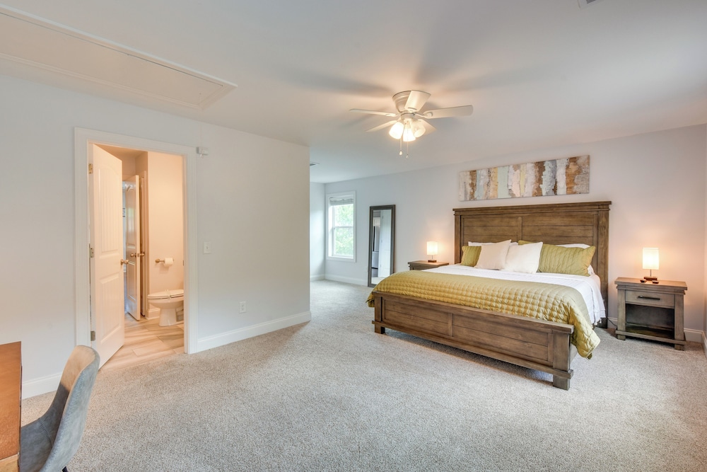 Walk to Shops & Dining: Downtown Condo in Helen