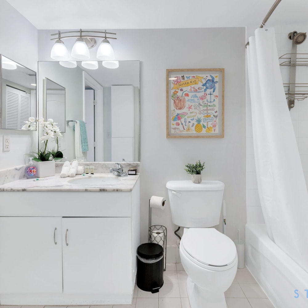 Modern 1-br Condo in Upscale Brickell Locale