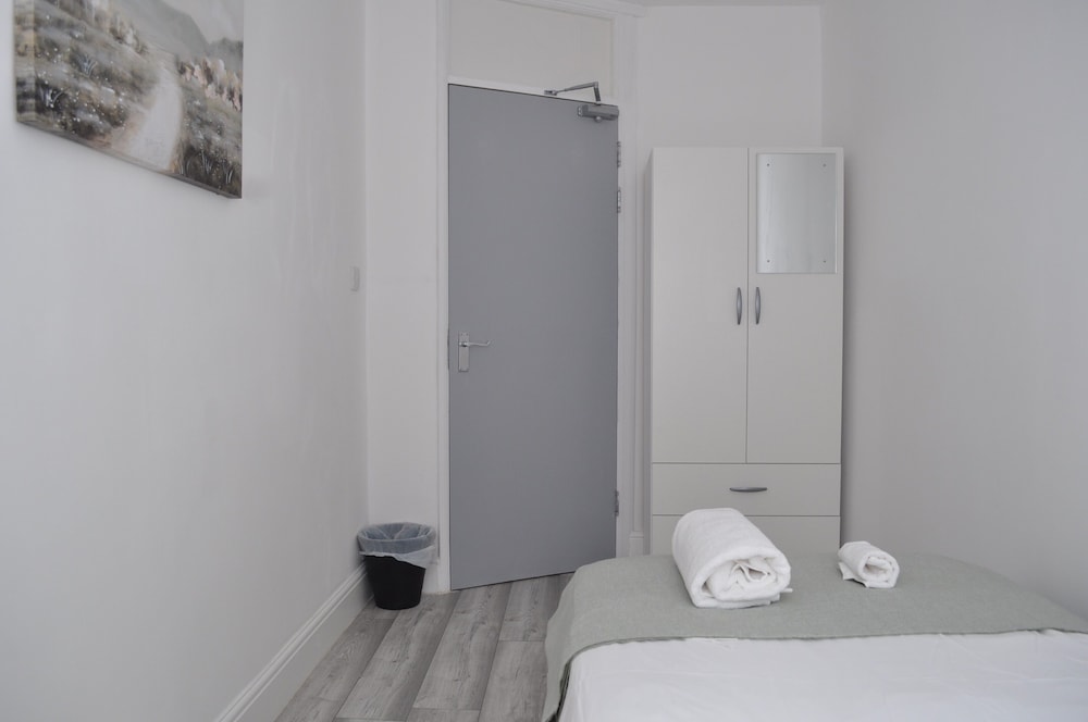 5 Bed Family Home Greater London, Free Parking
